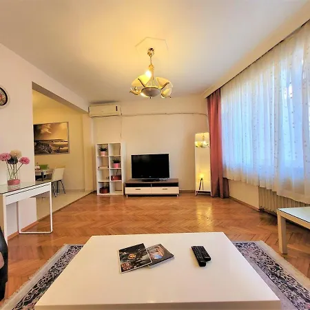 Taksim Bright 2br Apt Balcony, Cozy Interiors * Istambul
