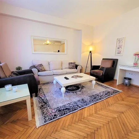 Taksim Bright 2br Apt Balcony, Cozy Interiors 公寓